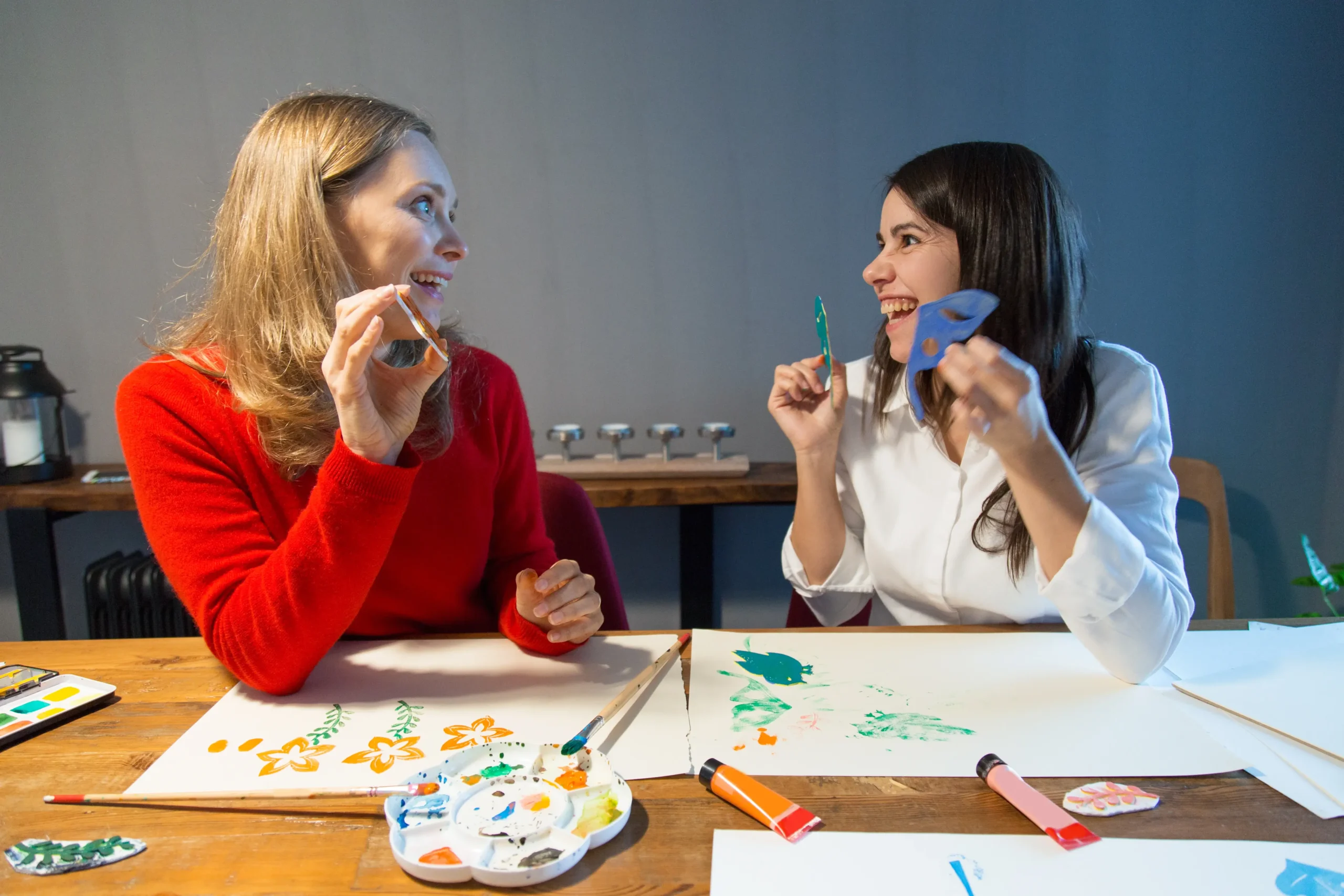 amazed-art-school-students-working-with-stencils (1)
